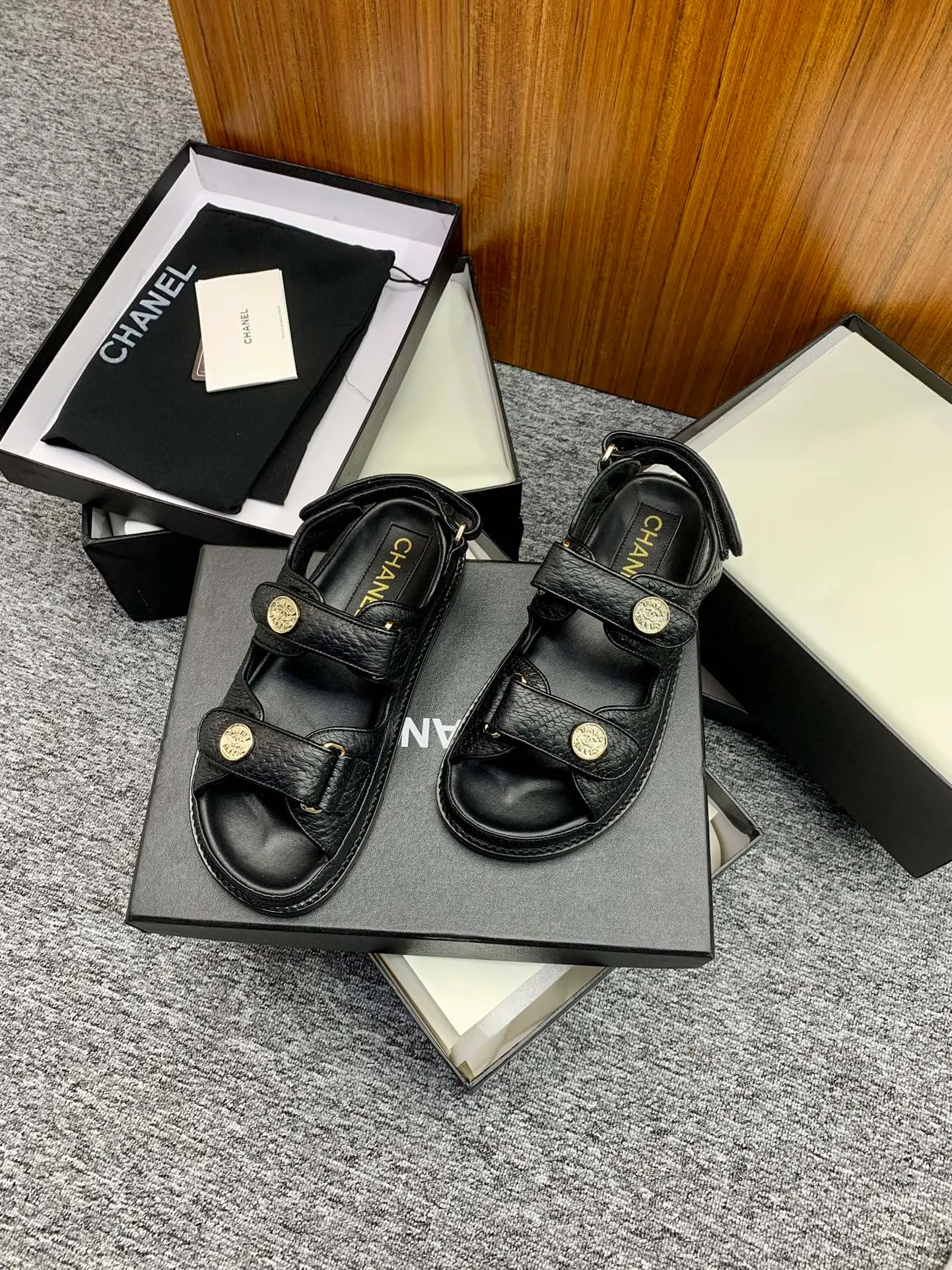 👟👟Ex-factory price 480👟👟 👑Crown👑Top purchasing version✈️ CHANEL Xiaoxiang 2022 spring and summer latest season double C Velcro casual sandals! Summer beach sandals 🏖️! A sandal that is super comfortable on your feet! A must-have classic! ✊Adhere to the original 1:1 mold customization! Feel free to compare! Give you a genuine foot feel! The first choice for high-end customers to purchase ❤️ [Material] 👑 Fabric: Original customized pebbled cowhide/satin buckle 👑 Lining: Original imported water-dyed sheepskin 👑 Outsole: Original open-molded genuine leather outsole [Number of yards] 35-41 (⚠️34/41 needs to be customized, non-refundable and non-exchangeable) [Packaging] 🎁Configured with original packaging